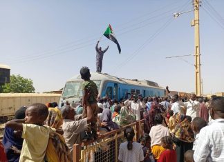 قطار الكرامة ينطلق من عطبرة متجها الى الخرطوم قطار الكرامة ينطلق من عطبرة متجها الى الخرطوم