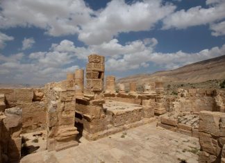 في الأردن.. الأشعة السينية تُنطق شظايا زجاجية بأسرار الحضارات القديمة في الأردن.. الأشعة السينية تُنطق شظايا زجاجية بأسرار الحضارات القديمة