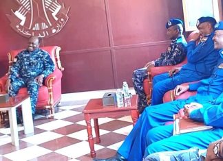 وزير الداخلية يتفقد الأوضاع الأمنية في الخرطوم وزير الداخلية يتفقد الأوضاع الأمنية في الخرطوم