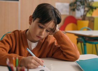 الكتابة بالقلم أفضل من النقر على لوحة المفاتيح للأطفال الكتابة بالقلم أفضل من النقر على لوحة المفاتيح للأطفال