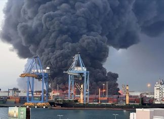 السودان.. انفجارات قوية وحرائق في مطار ومحيط ميناء بورتسودان السودان.. انفجارات قوية وحرائق في مطار ومحيط ميناء بورتسودان