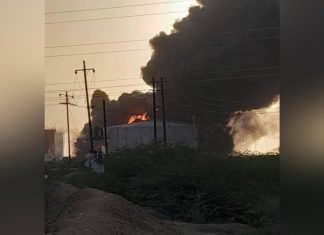 إصابات واختناق جراء هجمات على مستودعات وقود ببورتسودان إصابات واختناق جراء هجمات على مستودعات وقود ببورتسودان