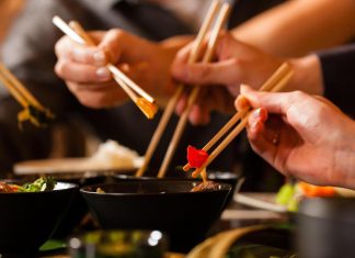 بمطعم صيني الأطباق تسير على الطاولة وتتسلق الحائط بمطعم صيني الأطباق تسير على الطاولة وتتسلق الحائط