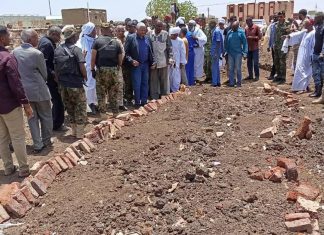 والي الجزيرة يزور مقبرة الشهداء في ود النورة والي الجزيرة يزور مقبرة الشهداء في ود النورة