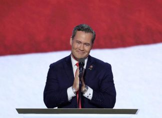 اختراق هاتف مستشار ترامب السابق وسرقة بيانات حساسة اختراق هاتف مستشار ترامب السابق وسرقة بيانات حساسة