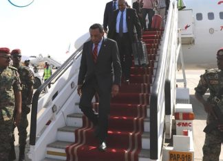 رئيس الوزراء كامل إدريس يصل السودان لتولي مهامه رسميًا ويسجد شكرًا رئيس الوزراء كامل إدريس يصل السودان لتولي مهامه رسميًا ويسجد شكرًا