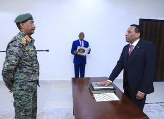 كامل إدريس يؤدي القسم رئيسًا لمجلس الوزراء بالسودان كامل إدريس يؤدي القسم رئيسًا لمجلس الوزراء بالسودان