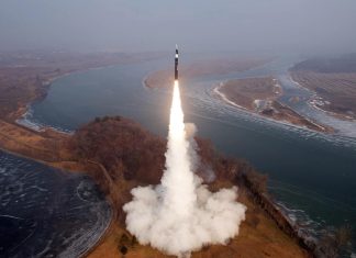 كيف يؤثر دوران الأرض على مسار الصواريخ الباليستية؟ كيف يؤثر دوران الأرض على مسار الصواريخ الباليستية؟