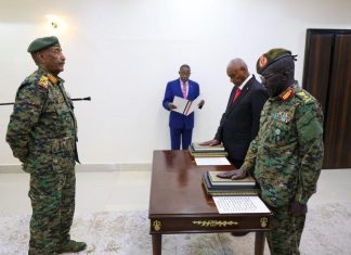 وزيرا الدفاع والداخلية يؤديان القسم أمام البرهان وزيرا الدفاع والداخلية يؤديان القسم أمام البرهان