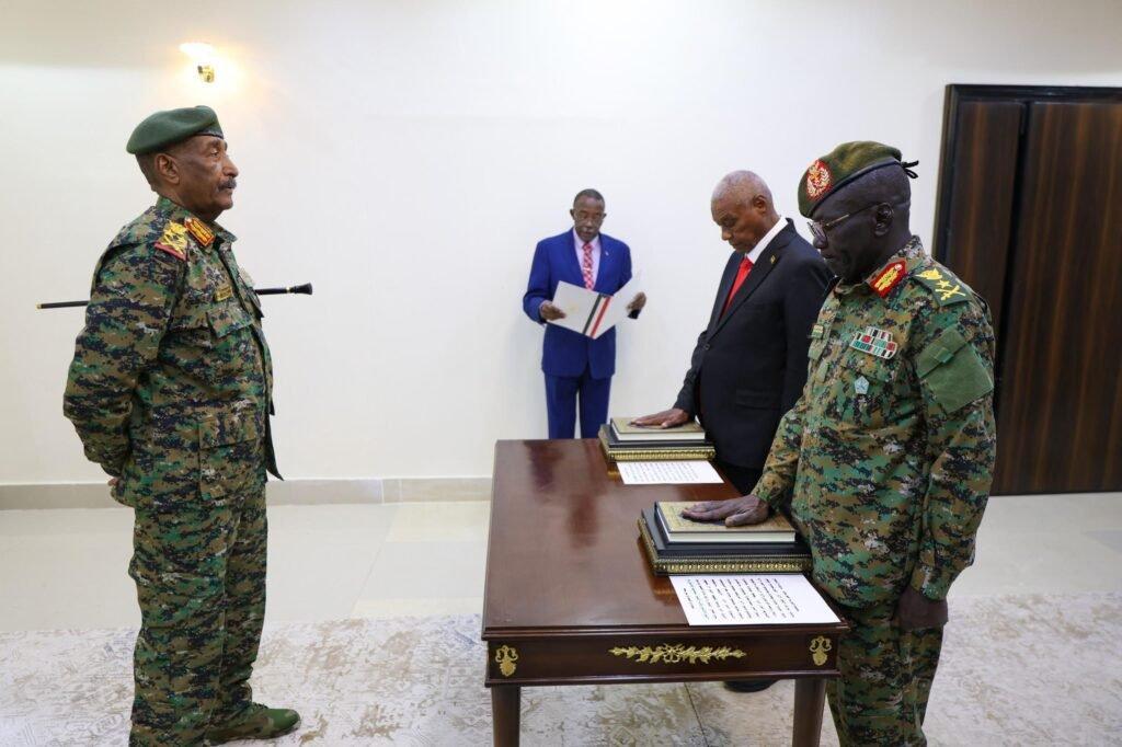 وزيرا الدفاع والداخلية يؤديان القسم أمام البرهان وزيرا الدفاع والداخلية يؤديان القسم أمام البرهان