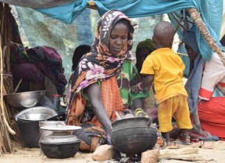 الجوع يهدد أكثر من 4 ملايين سوداني بدول الجوار الجوع يهدد أكثر من 4 ملايين سوداني بدول الجوار