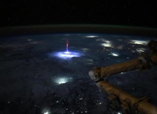 رائدة فضاء من ناسا تلتقط صورة مدهشة لـ”عفاريت البرق” رائدة فضاء من ناسا تلتقط صورة مدهشة لـ"عفاريت البرق"