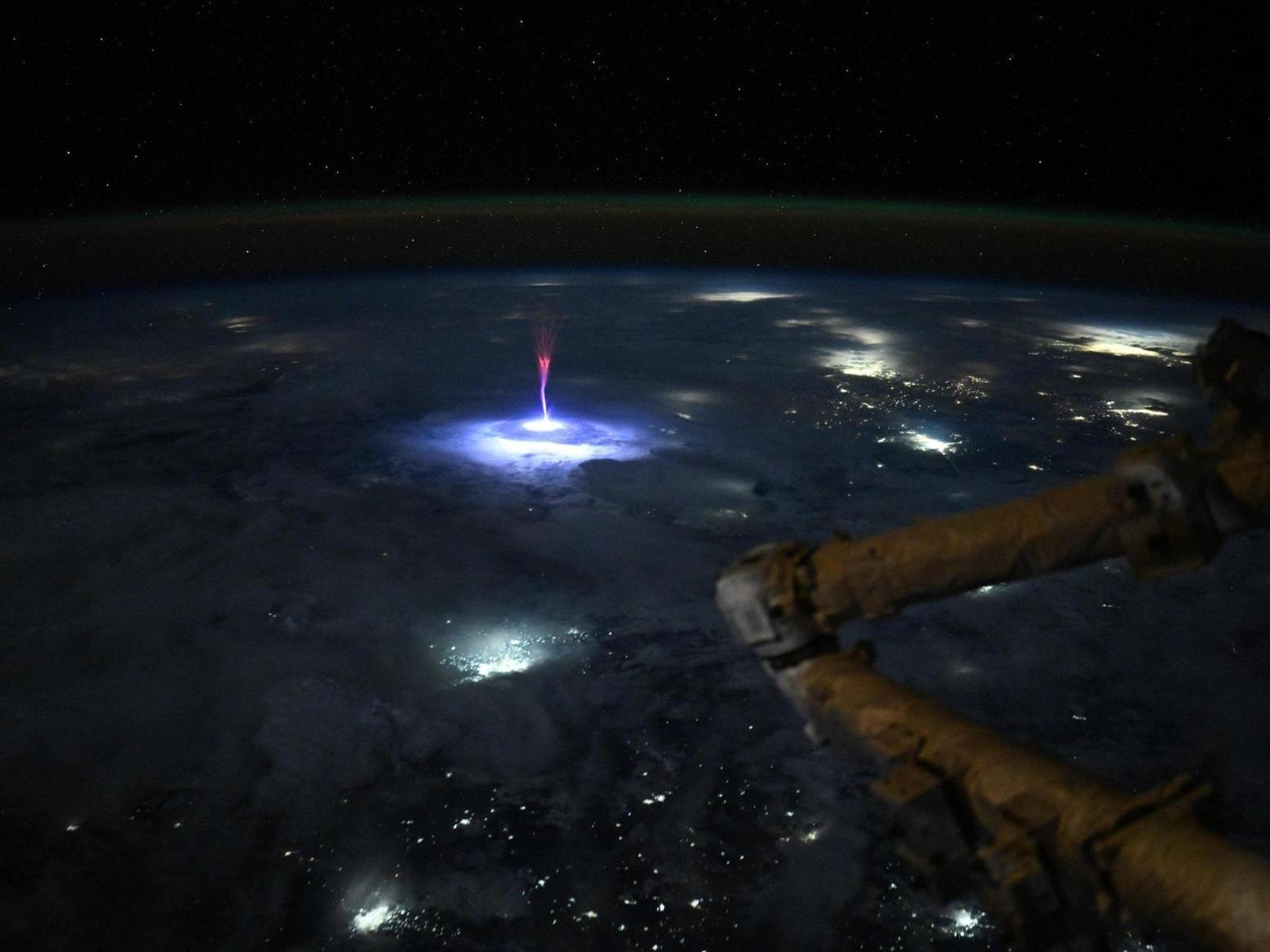 رائدة فضاء من ناسا تلتقط صورة مدهشة لـ رائدة فضاء من ناسا تلتقط صورة مدهشة لـ