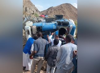 إنقلاب شاحنة في طريق العقبة ونجاة السائق إنقلاب شاحنة في طريق العقبة ونجاة السائق