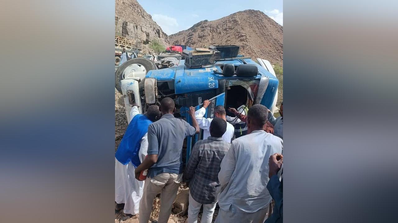 إنقلاب شاحنة في طريق العقبة ونجاة السائق إنقلاب شاحنة في طريق العقبة ونجاة السائق