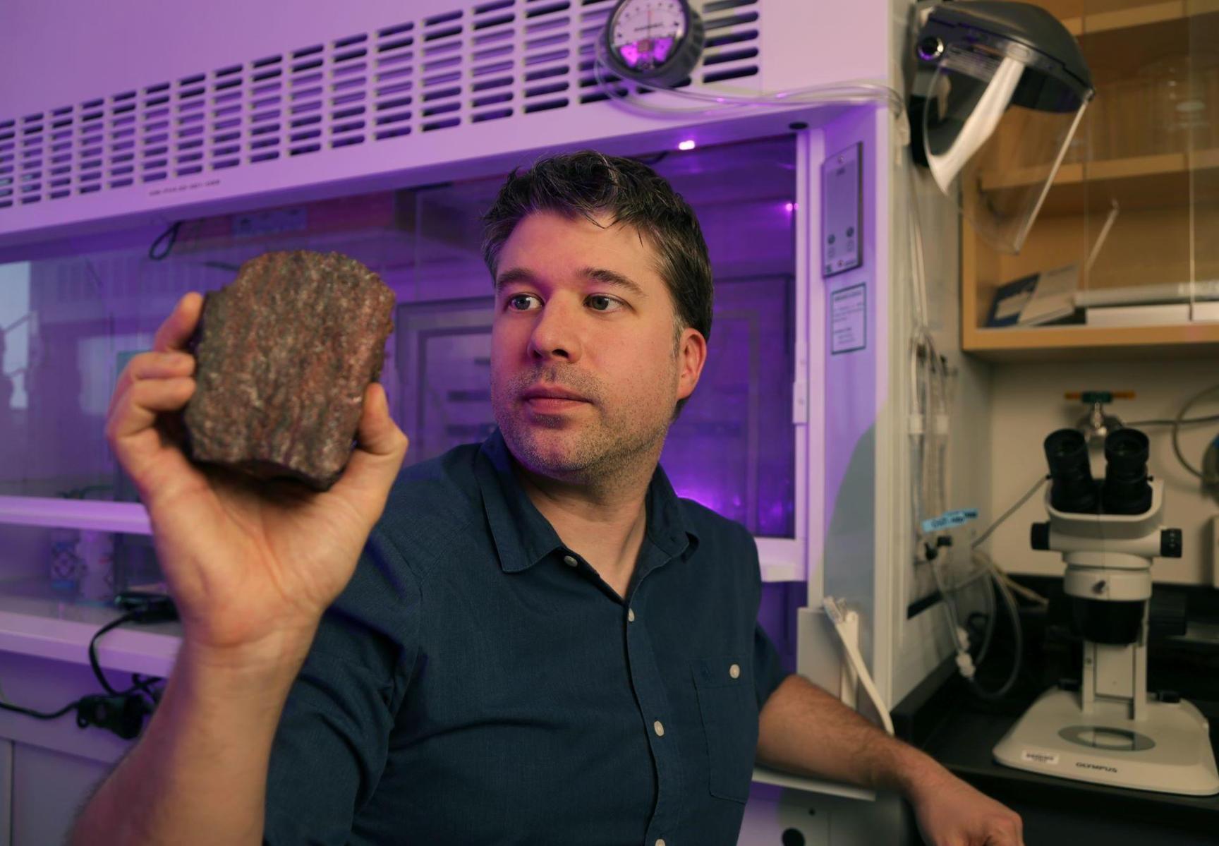 اكتشاف أقدم صخور الأرض في كندا بعمر 4.16 مليارات سنة اكتشاف أقدم صخور الأرض في كندا بعمر 4.16 مليارات سنة