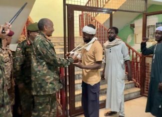 البرهان يتوقف لأداء واجب اجتماعي في دنقلا البرهان يتوقف لأداء واجب اجتماعي في دنقلا