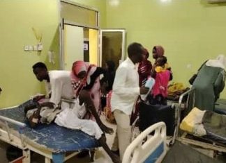 نازحو الطينة يصلون مستشفى دنقلا بعد 9 أيام في الصحراء نازحو الطينة يصلون مستشفى دنقلا بعد 9 أيام في الصحراء