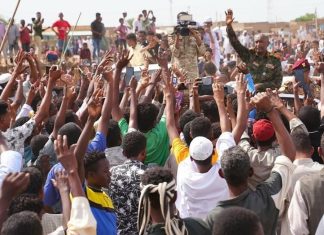 البرهان يواسي أهالي ود النورة ويطالب بزيارة القرى البرهان يواسي أهالي ود النورة ويطالب بزيارة القرى