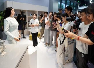 متجر لبيع الروبوتات في الصين بينها واحد يشبه آينشتاين متجر لبيع الروبوتات في الصين بينها واحد يشبه آينشتاين