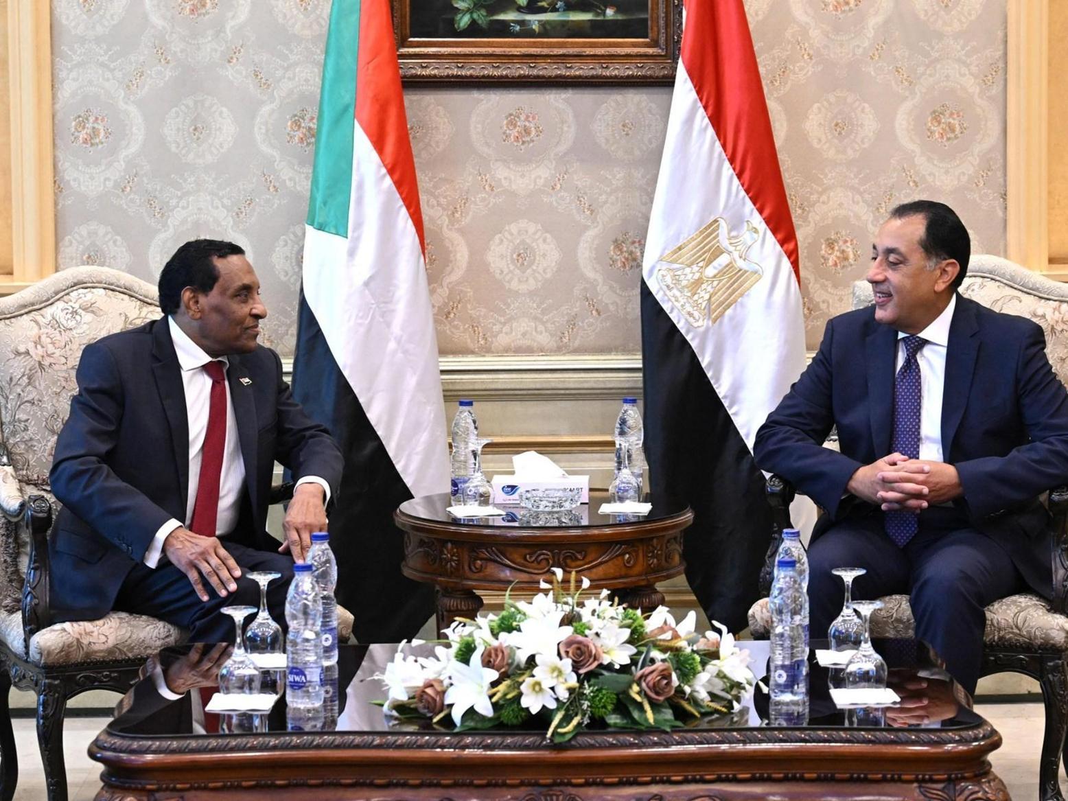 ما أبعاد زيارة رئيس الوزراء السوداني لمصر؟