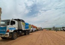 شاحنات إغاثة تصل منطقة المالحة في دارفور شاحنات إغاثة تصل منطقة المالحة في دارفور