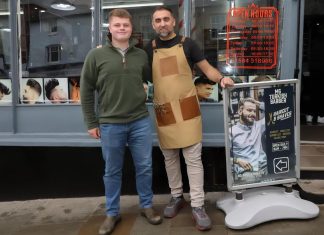 حلاق تركي ينقذ مراهق بريطاني من ورم سرطاني حلاق تركي ينقذ مراهق بريطاني من ورم سرطاني