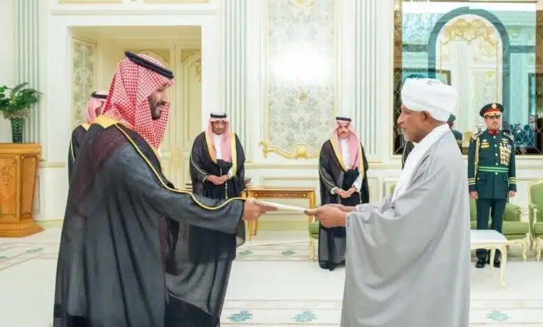 ولي عهد السعودية يتسلم أوراق اعتماد سفير السودان ولي عهد السعودية يتسلم أوراق اعتماد سفير السودان