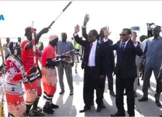 بورتسودان تستقبل كامل إدريس بالأهازيج والرقصات الشعبية بورتسودان تستقبل كامل إدريس بالأهازيج والرقصات الشعبية