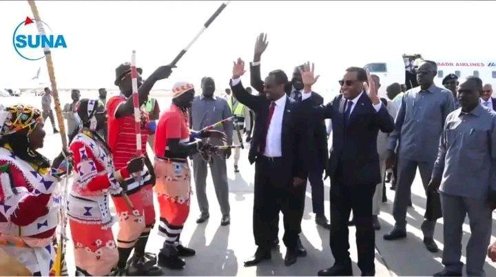 بورتسودان تستقبل كامل إدريس بالأهازيج والرقصات الشعبية