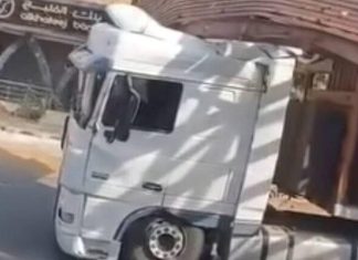 شاهد بالفيديو.. شاحنة تتسبب في انهيار جسر مشاة في الخرطوم شاهد بالفيديو.. شاحنة تتسبب في انهيار جسر مشاة في الخرطوم