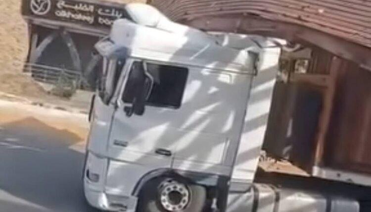 شاهد بالفيديو.. شاحنة تتسبب في انهيار جسر مشاة في الخرطوم