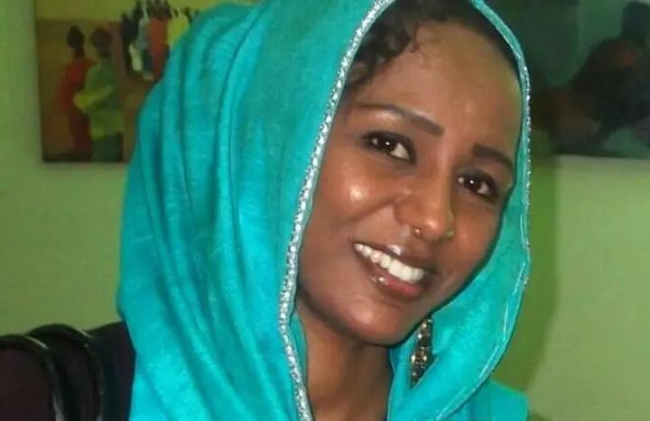 تشكيلية سودانية تفوز بجائزة الريفييرا الفرنسية العالمية