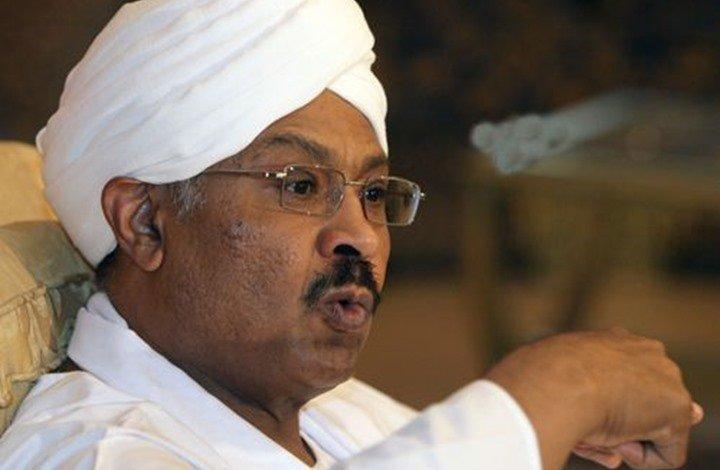 مبارك الفاضل يحذر حكومة 