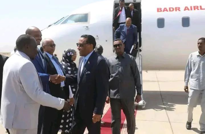 كامل إدريس يعود إلى البلاد بعد زيارة خارجية مهمة