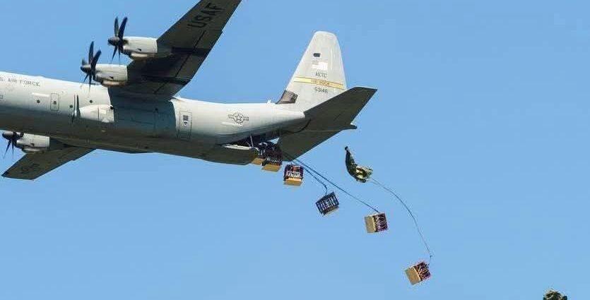 الجيش السوداني يسقط إمدادات لجنوده في شمال دارفور الجيش السوداني يسقط إمدادات لجنوده في شمال دارفور