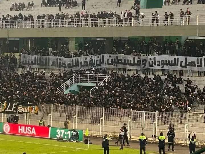 لافتة غريبة في مباراة الرجاء والوداد بالدوري المغربي