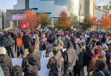 باريس.. متظاهرون ينددون بـ”مجازر الدعم السريع” في السودان باريس.. متظاهرون ينددون بـ"مجازر الدعم السريع" في السودان