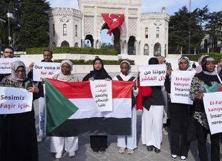 إسطنبول.. وقفة تضامنية مع الفاشر تندد بجرائم “الدعم السريع” إسطنبول.. وقفة تضامنية مع الفاشر تندد بجرائم "الدعم السريع"