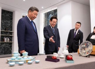 مزحة بين رئيسي الصين وكوريا تكشف الشكوك في تجسس هواتف شاومي مزحة بين رئيسي الصين وكوريا تكشف الشكوك في تجسس هواتف شاومي