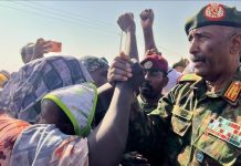 البرهان يزور نازحي الفاشر بعد فرارهم من الدعم السريع البرهان يزور نازحي الفاشر بعد فرارهم من الدعم السريع