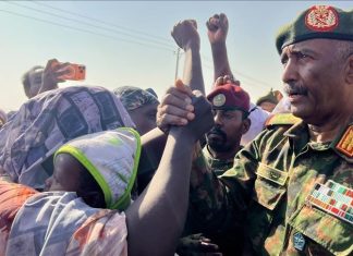 البرهان يزور نازحي الفاشر بعد فرارهم من الدعم السريع البرهان يزور نازحي الفاشر بعد فرارهم من الدعم السريع