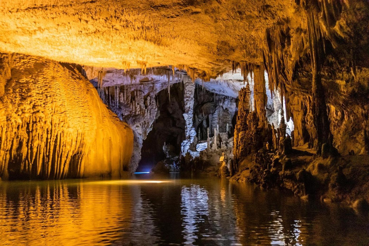 غضب لبناني من حفل بمغارة جعيتا ووزارة السياحة تتدخل غضب لبناني من حفل بمغارة جعيتا ووزارة السياحة تتدخل