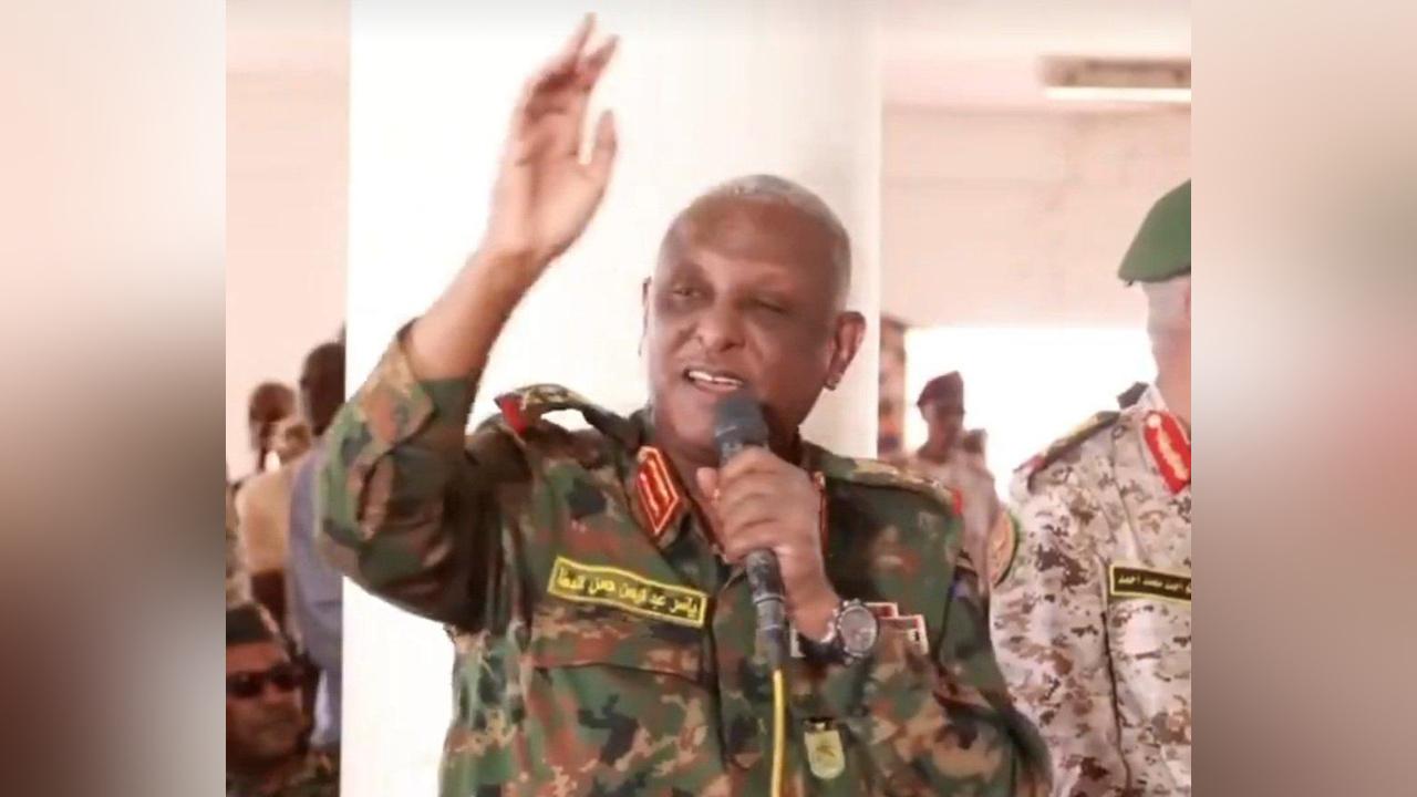 ياسر العطا يعلن من سلاح المدرعات ياسر العطا يعلن من سلاح المدرعات