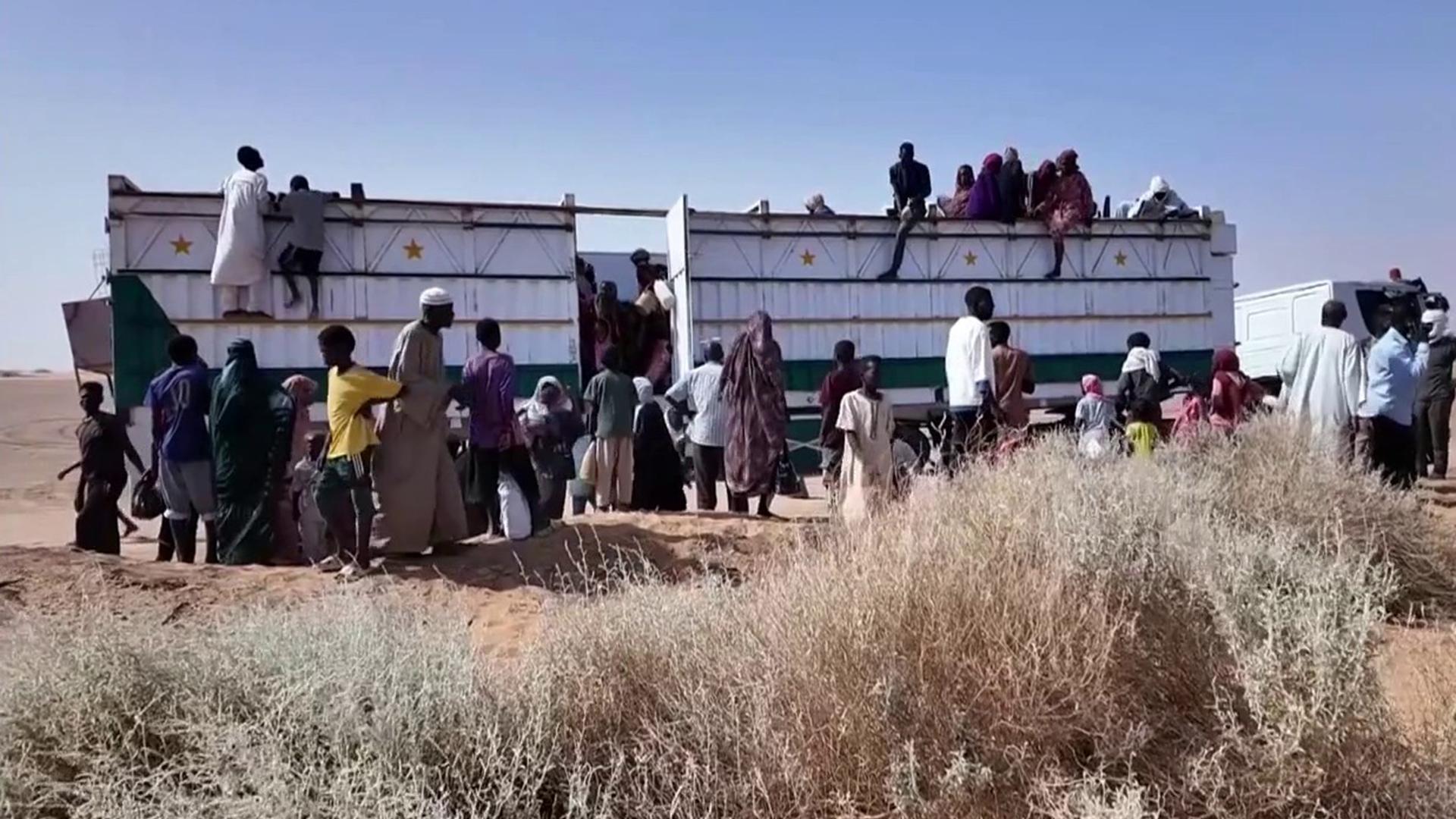 أزمة السودان الكبرى: النازحون يفتقدون الحياة الأساسية أزمة السودان الكبرى: النازحون يفتقدون الحياة الأساسية