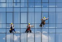 عمال تنظيف في إسطنبول يتأرجحون بسبب الرياح عمال تنظيف في إسطنبول يتأرجحون بسبب الرياح