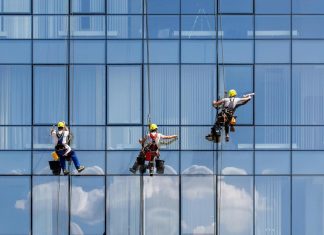 عمال تنظيف في إسطنبول يتأرجحون بسبب الرياح عمال تنظيف في إسطنبول يتأرجحون بسبب الرياح