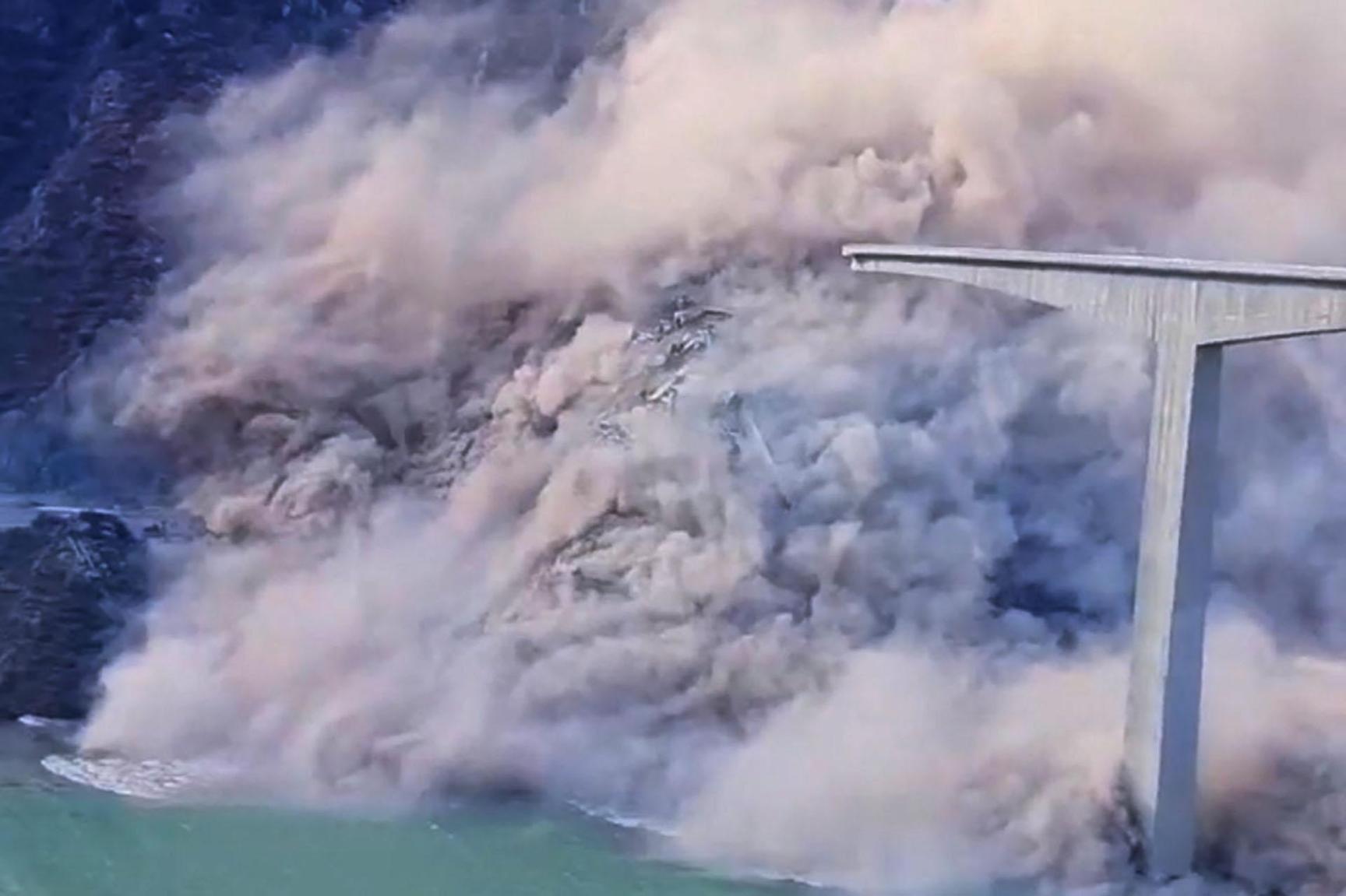 شاهد.. انهيار جسر شاهد.. انهيار جسر