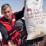 الهلال الأحمر التركي يوزع مساعدات غذائية في الفاشر الهلال الأحمر التركي يوزع مساعدات غذائية في الفاشر