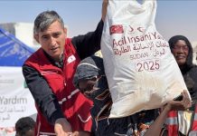 الهلال الأحمر التركي يوزع مساعدات غذائية في الفاشر الهلال الأحمر التركي يوزع مساعدات غذائية في الفاشر